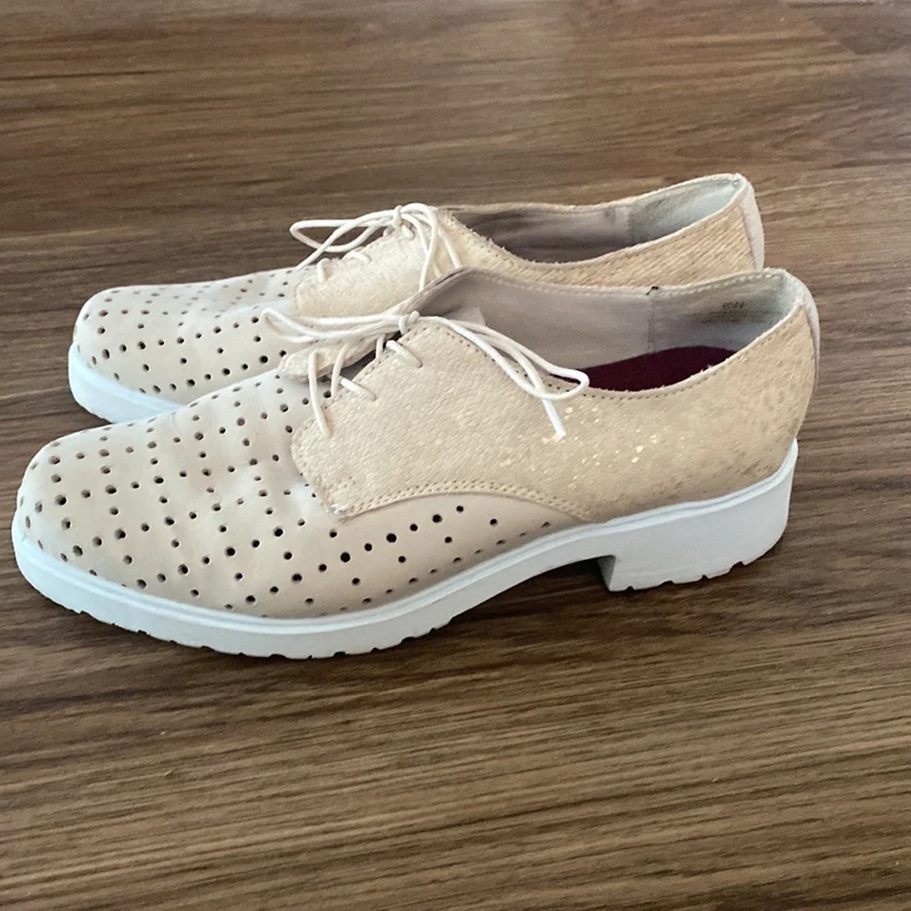 Munro Durell Beige Nubuck Perforated Oxford Shoes Size 8 W academia preppy comfy